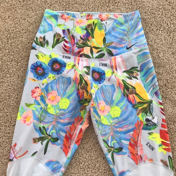 NIKE Size M multi bird/ leaf print sports leggings - Picture 2 of 9